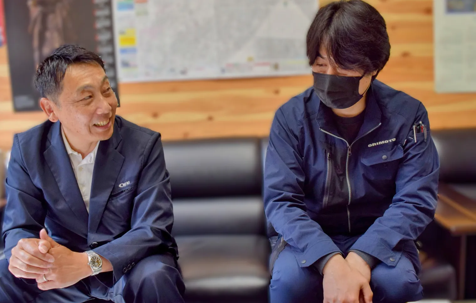 事務所で対話する折本設備・折本社長と池田課長