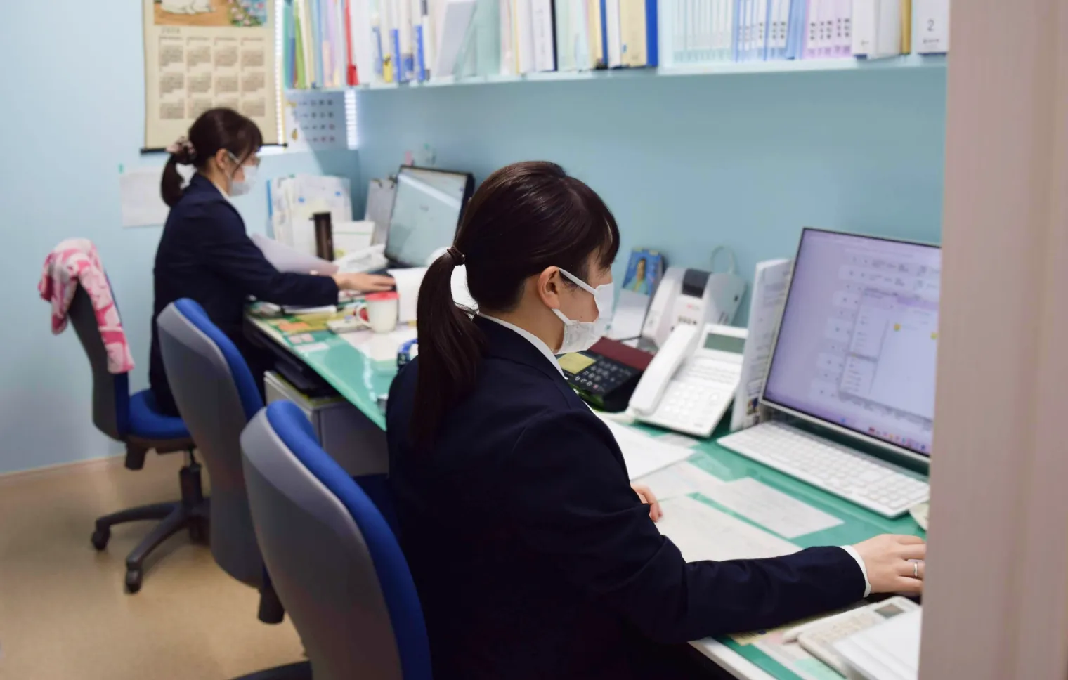 書類業務にあたる折本設備の女性事務スタッフ